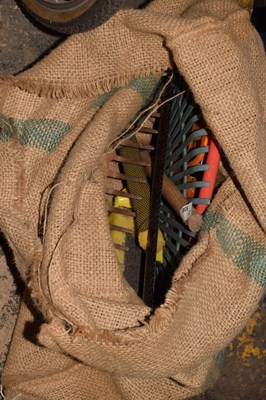 Lot 938 - A quantity of garden tools