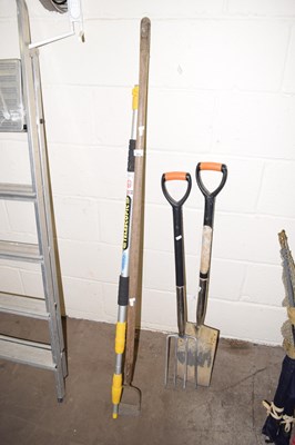 Lot 950 - Assorted garden tools
