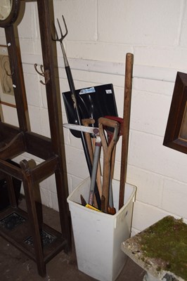 Lot 904 - Quantity of garden tools