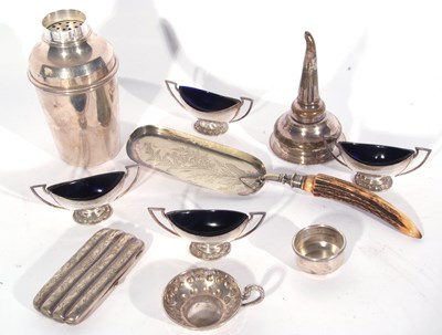 Lot 220 - Mixed lot of plated wares to include a...