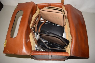 Lot 527 - A leather Dr's bag containing stethoscope,...