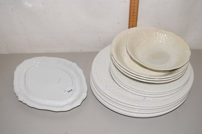 Lot 564 - Mixed Lot: White patterned plates