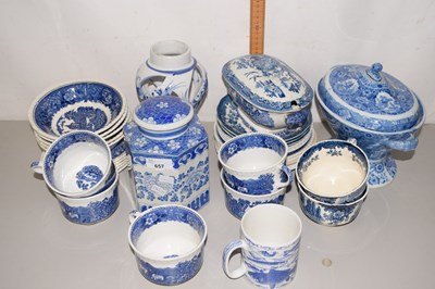 Lot 657 - Mixed Lot: Various blue and white ceramics to...