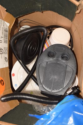 Lot 717 - Box of various modern kitchen wares, foot...
