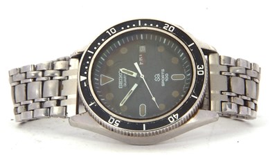 Lot 318 - A Seiko SQ Sports 100 gents watch, the watch...