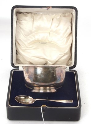 Lot 242 - A cased silver bowl of compressed circular...