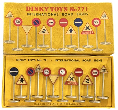 Lot 146 - A boxed Dinky set 771: International Road signs