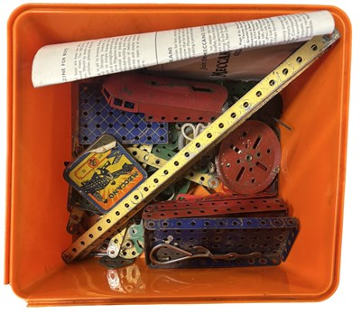 Lot 269 - A small collection of vintage Meccano