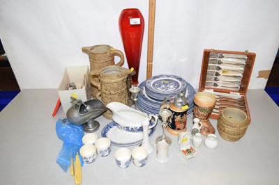 Lot 152 - Mixed willow pattern tablewares, cased ctulery,...