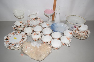 Lot 201 - Various teawares, Worcester shell formed vase...
