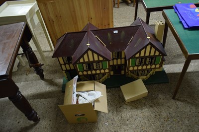 Lot 258 - Early 20th century dolls house and contents