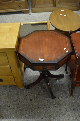 Lot 294 - Reproduction mahogany lamp table