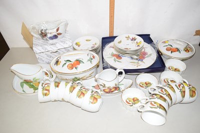 Lot 529 - Qty Royal Worcester Eavesham tablewares