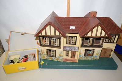 Lot 664 - Vintage dolls house and contents
