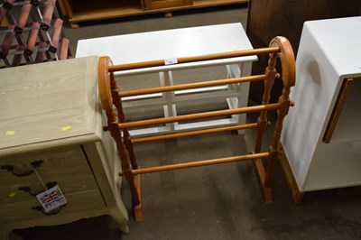 Lot 726 - Towel horse