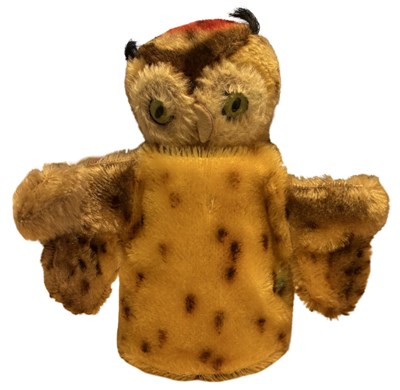Lot 401 - A vintage Steiff 'Wittie' Owl puppet