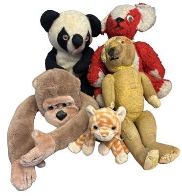 Lot 393 - A mixed lot of various vintage soft toys, to...