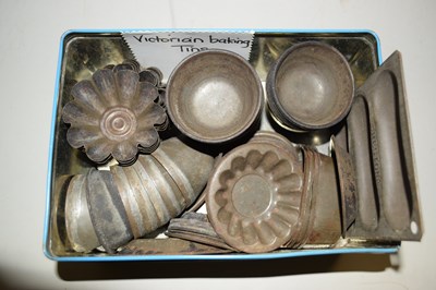 Lot 70 - Box vintage metal kitchen molds and cake cups