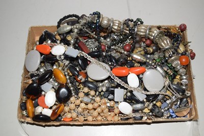 Lot 113 - Box of assorted costume jewellery