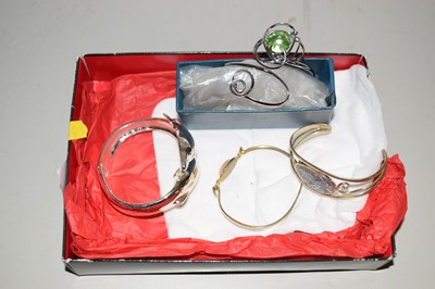 Lot 115 - Various bracelets