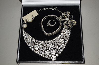 Lot 118 - Suite of costume jewellery