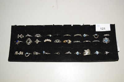 Lot 121 - Qty of costume jewellery rings