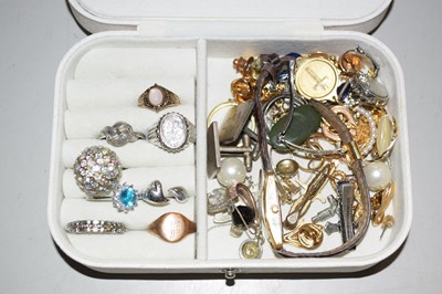 Lot 124 - Small case of costume jewellery