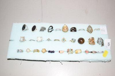 Lot 125 - Qty of costume jewellery rings
