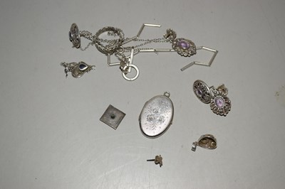 Lot 132 - Small qty various white metal jewellery