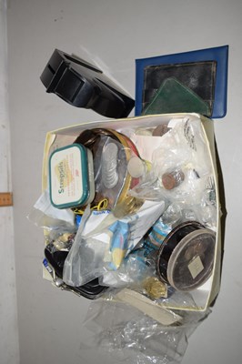 Lot 139 - Box of assorted coins