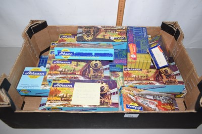 Lot 534 - Box of Athearn model train contrsuction kits