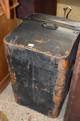 Lot 314 - Vintage tin trunk
