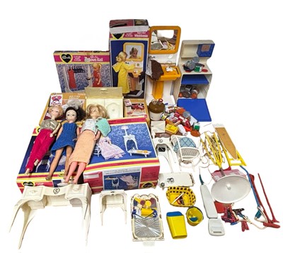 Lot 366 - A collection of vintage Sindy homewares and...