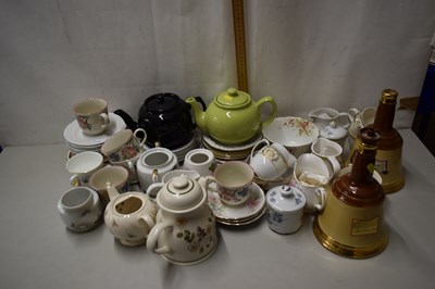 Lot 24 - Various tea wares, Wade whiskey bells and...