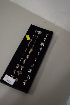 Lot 123 - Qty of assorted costume jewellery rings