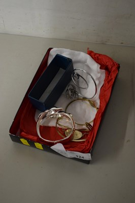 Lot 124 - Group of various costume jewellery bangles