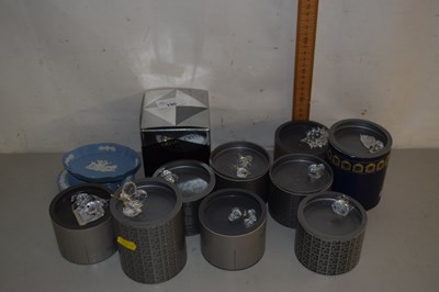 Lot 190 - Collection of various crystal animal ornaments...