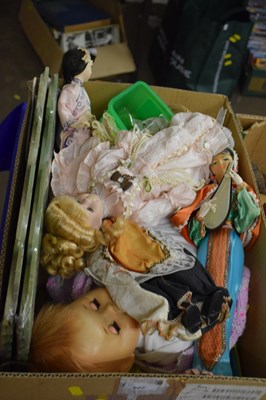 Lot 607 - A box of dolls