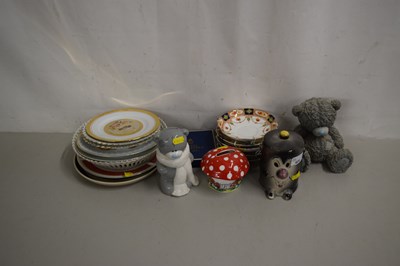 Lot 625 - Money boxes and assorted china