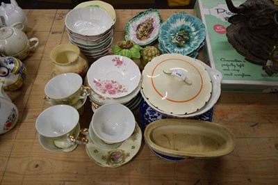 Lot 604 - QUANTITY OF MIXED CERAMICS INCLUDING LEAF...