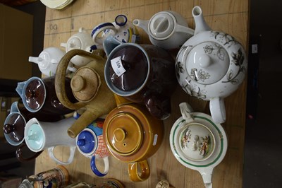 Lot 605 - MIXED LOT : TEA POT, HOT WATER JUGS ETC