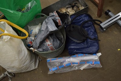 Lot 789 - Bucket various garage clearance items and an...