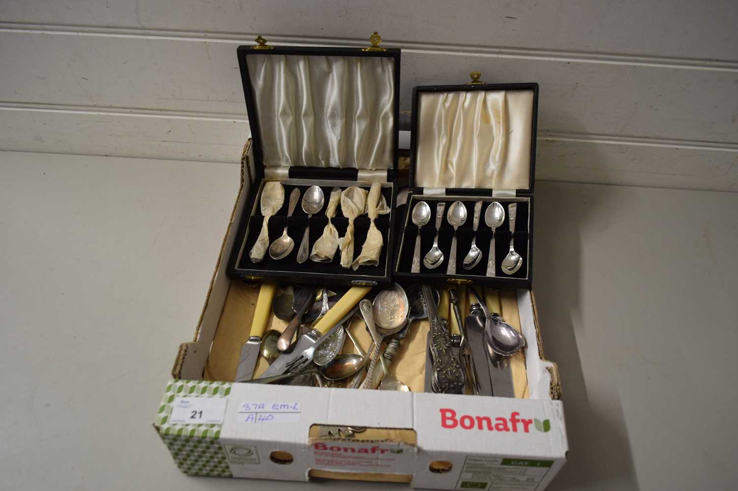 Lot 21 - BOX CONTAINING SILVER PLATED AND STEEL CUTLERY