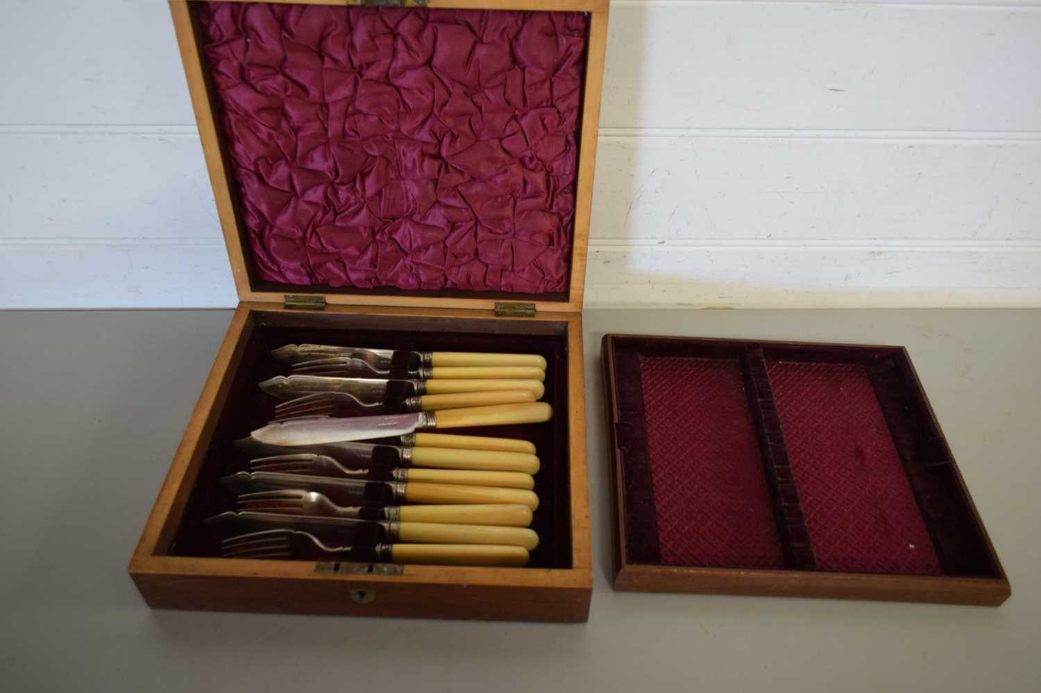 Lot 191 - HARDWOOD CUTLERY CASE CONTAINING FISH CUTLERY
