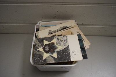 Lot 114 - TUB OF MIXED POSTCARDS