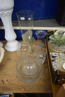 Lot 689 - VARIOUS MIXED GLASS VASES AND BOWLS