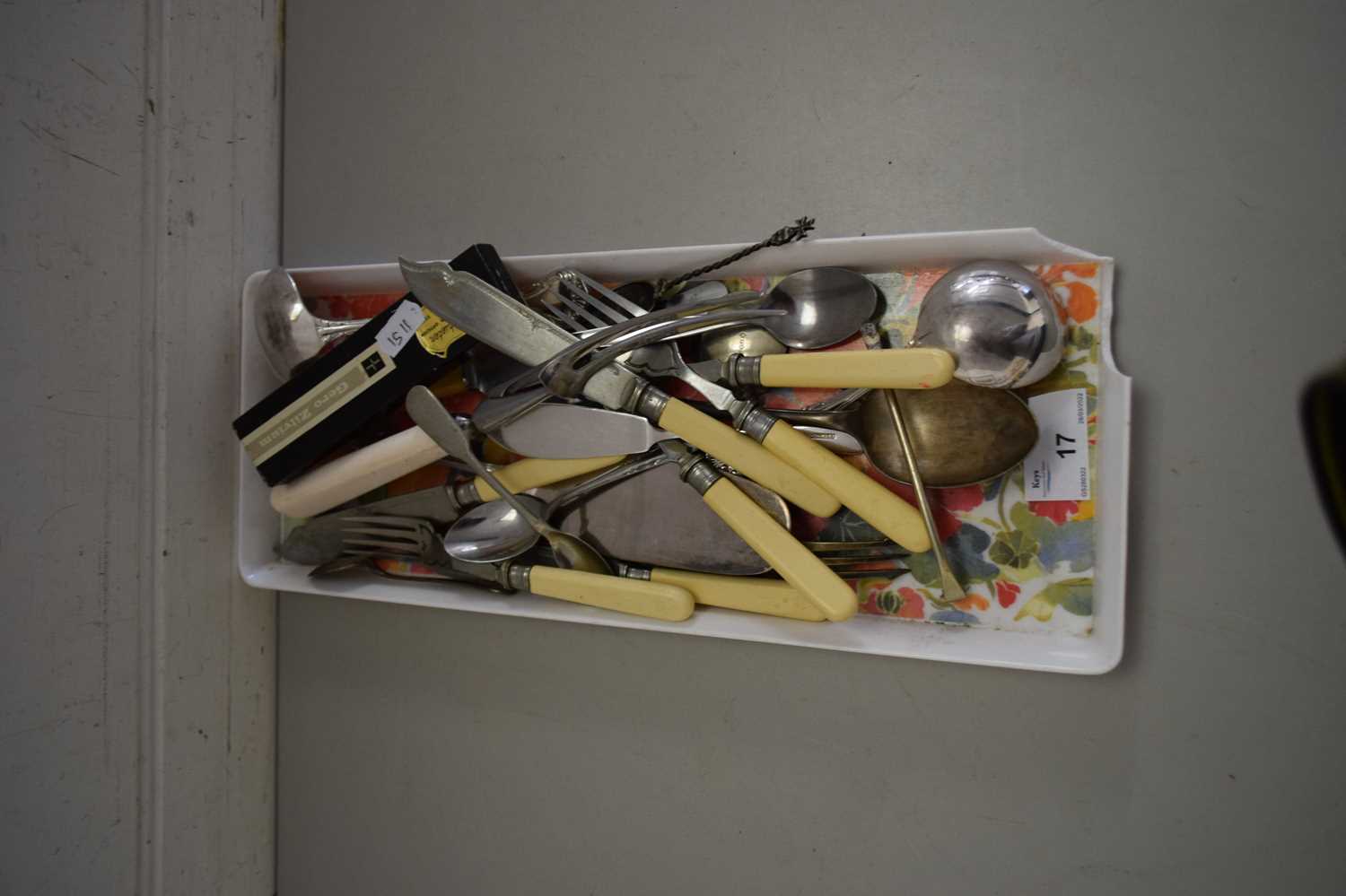 Lot 17 - TRAY OF VARIOUS MIXED CUTLERY