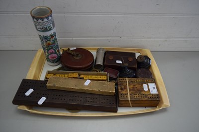 Lot 35 - TRAY OF MIXED ITEMS TO INCLUDE CRIBBAGE BOARD,...