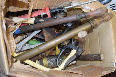 Lot 184 - Box containing garage clearance items to...