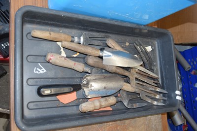 Lot 193 - Quantity of gardening forks and spades